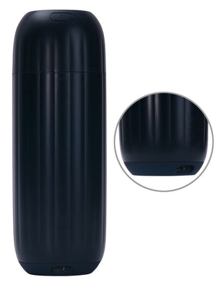 Svakom Sam Neo 2 Pro är en elegant, mörk cylindrisk onanator med en räfflad textur och en USB-port i botten. En närbildsinfällning framhäver USB-porten, som möjliggör interaktiva funktioner när den är ansluten till SVAKOM-appen.