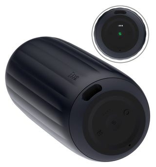 Svakom Sam Neo 2 Pro är en elegant svart cylindrisk smart högtalare med en strukturerad yta och digital display med anslutnings- och strömikoner. Den presenterar interaktiva möjligheter, lutar elegant och inkluderar en detaljerad infällning som visar upp ovansidan av skärmen.