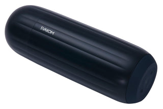 Den eleganta, svarta cylindriska Svakom Sam Neo 2 Pro har spår och en slät, rundad finish. Märkt med SVAKOM på sidan, integreras den sömlöst med SVAKOM-appen för förbättrade interaktiva funktioner.