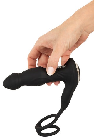 Håller i Prostatavibrator Med Fjärrkontroll Rebel, en svart silikonleksak med ringar och en realistisk form - perfekt som penisring eller i kombination med din favorit analplugg eller prostatastimulator.