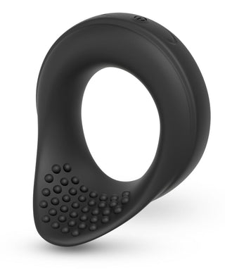 Vibrerande Ballring Rebel är en svart silikonring med rundad form och små upphöjda prickar på ena sidan, utformad för att ge extra stimulans och erektionsstöd.