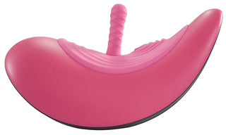 Vibepad RIDE ON är en rosa, böjd, modern handsfree-stimulator med en texturerad central del för klitorisstimulering, på en vit bakgrund.