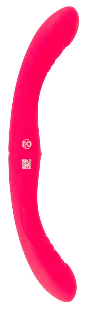 En rosa, böjd Couples Choice Double Vibrator i silikon vilar på en vit bakgrund.