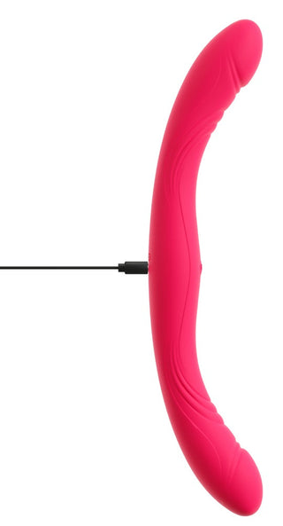 Couples Choice Double Vibrator är en rosa, böjd silikonleksak med dubbla ändar och en laddningskabel, som visas på en vit bakgrund.