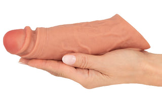 En hand som håller i Vibro Sleeve med Ballring, utformad för ökad njutning och komfort.