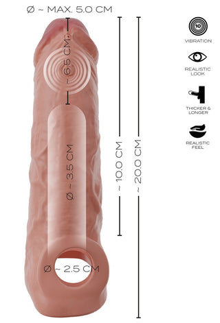 Vibro Sleeve med Ballring: Realistisk penissleeve med vibration och detaljerade mått för penisförlängning. Utrustad med fjärrkontroll och kan även användas som vibrator för extra njutning. Produktens funktioner är tydligt märkta.