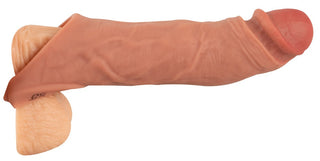 En närbild av ett låtsasfinger, perfekt för att visa upp Vibro Sleeve med Ballring som är utformad för penisförlängning.