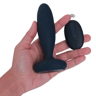 En hand håller i en vattentät, svart SVAKOM Jordan Buttplug – en appstyrd analvibrator med trådlös fjärrkontroll och SVAKOM Intelligent Mode.