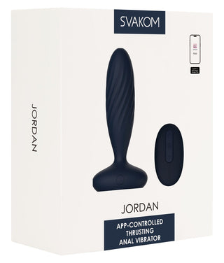 Vit låda innehållande SVAKOM Jordan Buttplug – en svart, appstyrd, vattentät analvibrator med fjärrkontroll. Har SVAKOM Intelligent Mode för stötande sensationer.