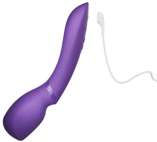 We-Vibe Wand 2, en lila massagestav med en bukformad ände, har Smart Silence-teknik för viskande tyst njutning och visas tillsammans med en vit laddningskabel på en vanlig vit bakgrund.