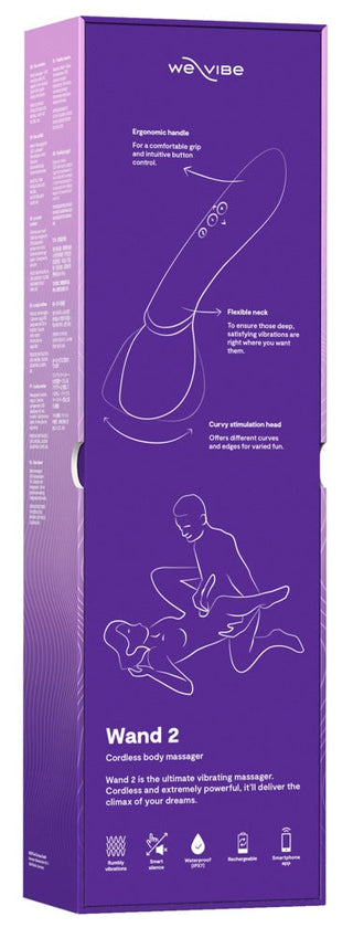 En lila rektangulär låda har We-Vibe Wand 2 sladdlös kroppsmassager med Smart Silence-teknik, som framhäver dess ergonomiska handtag, flexibla nacke och stimuleringshuvud, tillsammans med en användarscenarioillustration längst ner.