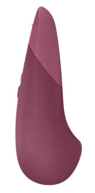 Womanizer Vibe Klitorisvibrator är en vinröd handhållen enhet, som visar upp en elegant design med sidoknappar och har UltraWave-teknologi för en förbättrad upplevelse.