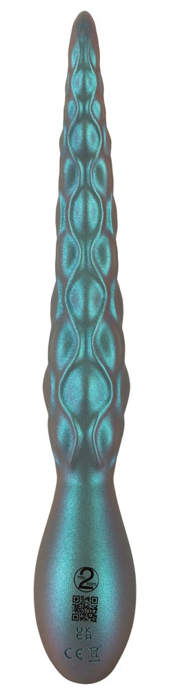 Octo Vibes Tentacle Vibrator är en metalltexturerad teal silikonleksak med en rundad bas och ett långt, ojämnt, avsmalnande skaft, visad på en vit bakgrund.