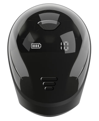 Vibrerande Ollon Masturbator, en svart digital enhet med en liten skärm som visar en batteriikon och siffran 10, isolerad på en vit bakgrund.