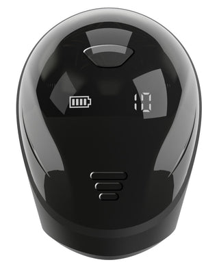 Vibrerande Ollon Masturbator, en svart digital enhet med en liten skärm som visar en batteriikon och siffran 10, isolerad på en vit bakgrund.
