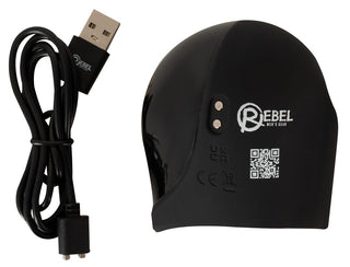 Vibrerande Ollon Masturbator i svart, med en QR-kod och tillsammans med en matchande USB-laddningskabel, visas på en vit bakgrund.