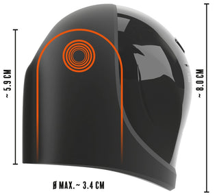Vibrerande Ollon Masturbator är en svart, rundad enhet med orange accentlinjer, som mäter cirka 8 cm hög, 5,9 cm bred och 3,4 cm djup.
