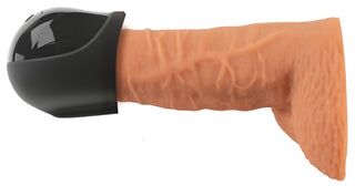 Vibrerande Ollon Masturbator - en realistisk, köttfärgad dildo med en svart ollon masturbator-enhet vid basen - visas mot en vit bakgrund.
