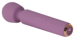Svakom Mini Emma Neo Massagewand är en lila handhållen enhet med guldfärgade accenter, sidoknappkontroller och kompatibilitet med Svakom-appen för bekväm fjärrkontroll.