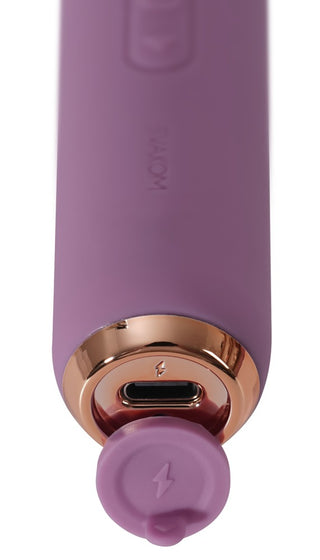 Närbild av Svakom Mini Emma Neo Massagewand i lila, med USB-C-laddningsport, flip-öppet lock och kompatibilitet med Svakom-appen för styrning på långt avstånd.