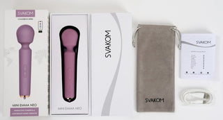 Svakom Mini Emma Neo Massagewand inkluderar förpackning, förvaringspåse, laddningskabel och instruktionskort. Kompatibel med Svakom-appen för långdistansstyrning och personliga upplevelser.