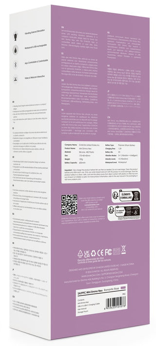 Baksidan av en Svakom Mini Emma Neo Massagewand box med text, ikoner, QR-koder, certifieringslogotyper och Svakom app-detaljer för fjärrstyrning av din massagestav.