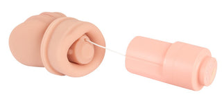 Realistixxx RealMasturbator Lösvagina, en köttfärgad masturbator tillverkad av Natureskin-material med en trådbunden fjärrkontroll, visas mot en vit bakgrund.