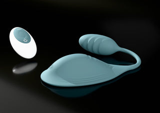 Blå Vibepad Mini sit-on vibrator med fjärrkontroll, med slätt material och ergonomisk design, på svart bakgrund.