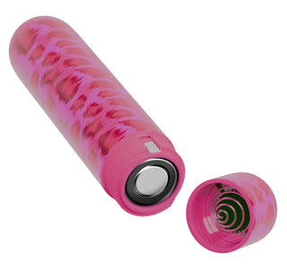 En rosa mönstrad cylindrisk LEO Mini Vibrator, inspirerad av leopardmönster, som visas med locket avtaget för att visa det interna batterifacket.