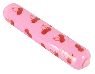 CHERRY Mini Vibrator har en liten rosa cylindrisk design med söta körsbärsmönster på vitt och erbjuder 10 vibrationslägen för en rad olika känslor.
