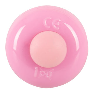 CHERRY Mini Vibrator är en rosa cirkulär enhet med en upphöjd mittknapp, präglad CE-märkning, körsbärsmönsterdesign och erbjuder 10 mångsidiga vibrationsinställningar.