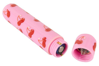 CHERRY Mini Vibrator, en rosa vibe med körsbärsmönster, visas med batterifacket öppet och locket borttaget.