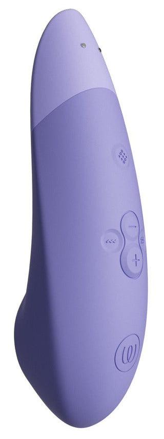 Womanizer Enhance Luftvibrator är en elegant, lila handhållen enhet med en böjd design. Den har flera sidoknappar, inklusive plus- och minustecken för kontroll. Med We-Vibes Pleasure Air Technology är ytan slät och ergonomisk.