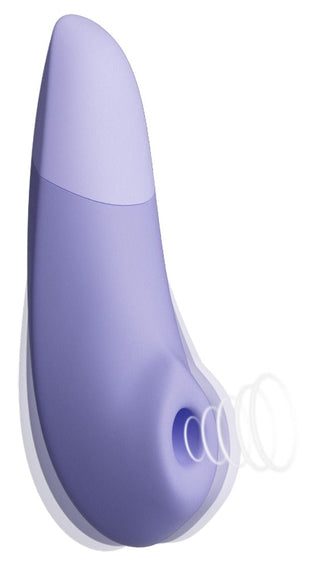 Womanizer Enhance Luftvibrator är en lila, snygg och modern massageapparat med en ergonomisk design med en slät yta. Den har en rundad ände med We-Vibes Pleasure Air Technology för visuella ljudvågseffekter genom dess cirkulära öppning.