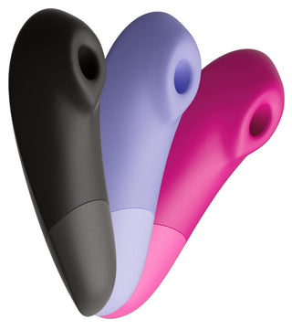 Tre färgglada Womanizer Enhance Luftvibratorer i silikon, med distinkta former och släta finish, är arrangerade diagonalt mot en vit bakgrund. I svart, lavendel och rosa nyanser, innehåller dessa skapelser innovativ Pleasure Air Technology för en upphöjd upplevelse.