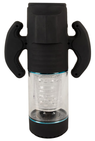 Svart handhållen masturbator med genomskinlig texturerad kammare, ergonomiska handtag och subtil logodetalj på sidan.