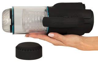 Masturbator WYNE 11 i svart och transparent material med separat svart lock, mot en enfärgad bakgrund.