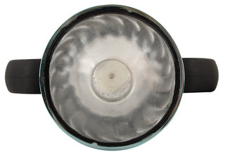 Grå WYNE 11 Masturbator med handtag, ett centralt införingsrör och en strukturerad insida, tillverkad av slätt silikonmaterial.