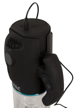 Svart WYNE 11 Masturbator med kontrollknappar och sladd, med en elegant design, visas på en transparent behållare.