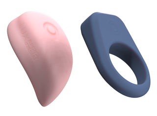 Luxus Parleksak med LuxConnect, ett set med rosa klitorisvibrator och blå penisringar för intimt bruk, visas på en vit bakgrund.