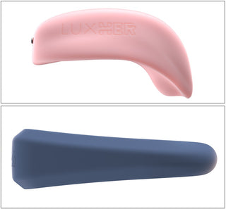 Luxus Parleksak med LuxConnect innehåller två personliga massageapparater i silikon, en rosa och böjd, den andra blå och rak, båda erbjuder ökad njutning tack vare LuxConnect-teknologin, som visas mot en vit bakgrund.