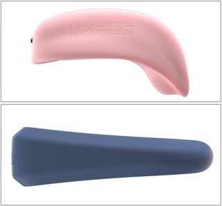 Luxus Parleksak med LuxConnect innehåller två personliga massageapparater i silikon, en rosa och böjd, den andra blå och rak, båda erbjuder ökad njutning tack vare LuxConnect-teknologin, som visas mot en vit bakgrund.