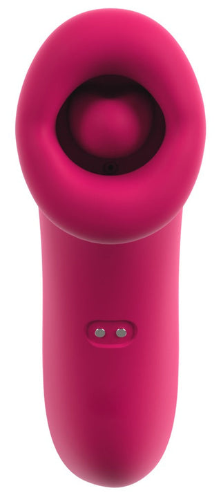 Handhållen vibrator i rosa silikon med sugfunktion och metallkontakter, avsedd för klitorisstimulering.