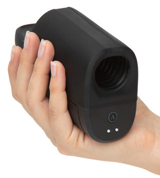 En hand håller i Arcwave Ion 2 Masturbator, en svart rektangulär enhet med en öppen ribbad ände och två indikatorlampor, med innovativ Pleasure Air-teknik för män.