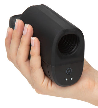 En hand håller i Arcwave Ion 2 Masturbator, en svart rektangulär enhet med en öppen ribbad ände och två indikatorlampor, med innovativ Pleasure Air-teknik för män.
