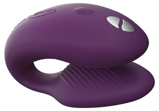 We-Vibe Chorus Parvibrator är en lila, silikon, ovalformad vibrator med en texturerad undersida och två silverknappar på toppen - perfekt för par som vill ha handsfree och ökad njutning.