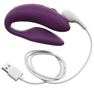 Lila We-Vibe Chorus Parvibrator med en vit USB-laddningskabel, mot en vit bakgrund.