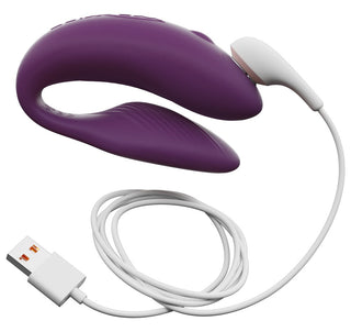 Lila We-Vibe Chorus Parvibrator med en vit USB-laddningskabel, mot en vit bakgrund.