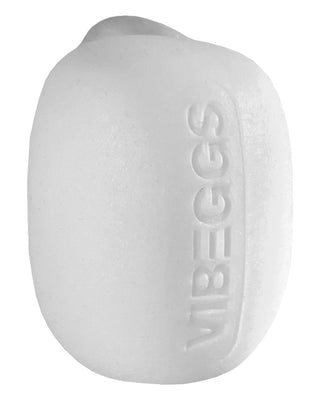 Vibeggs Twisty Tongues Sleeve är en vit, äggformad masturbator med "VIBEGGS" präglat på sidan, som visas mot en slät bakgrund.