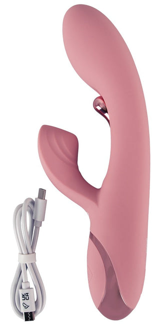 G-punktsvibrator i rosa silikon med dubbel stimulering och böjd design, tillsammans med en vit USB-laddningskabel.